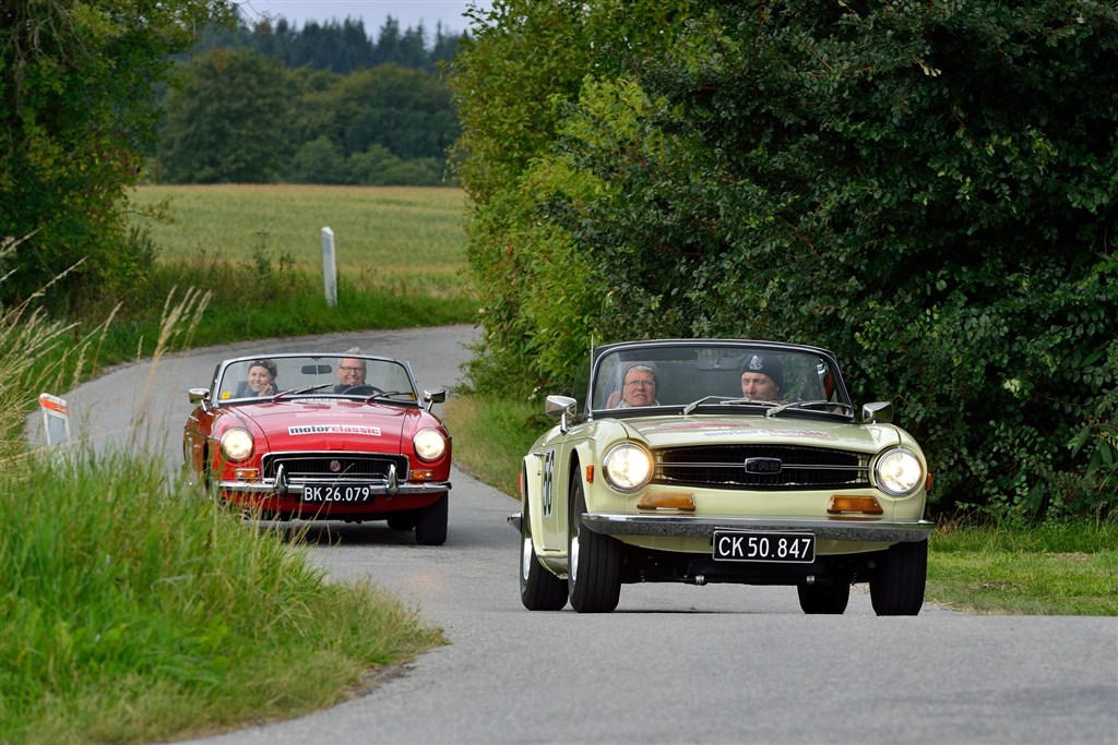 Løbets turistklasse for nye, uprøvede deltagere, blev en stor succes. Her er Roald og Else Marie Ammentorp fra Roskilde i Triumph TR6 kommet foran Torben Weber Andersen og Emilie Weber Wellendorf fra Holte i MG B
(Foto: Michael Eisenberg)